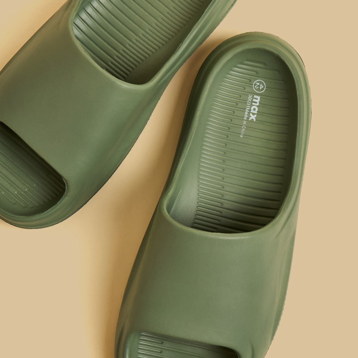 Max Textured Volume Slides Green for Men - image 3