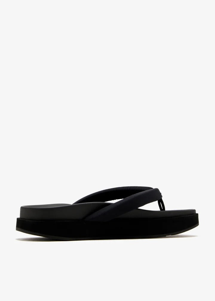 Onwuad Cuda sandals Black