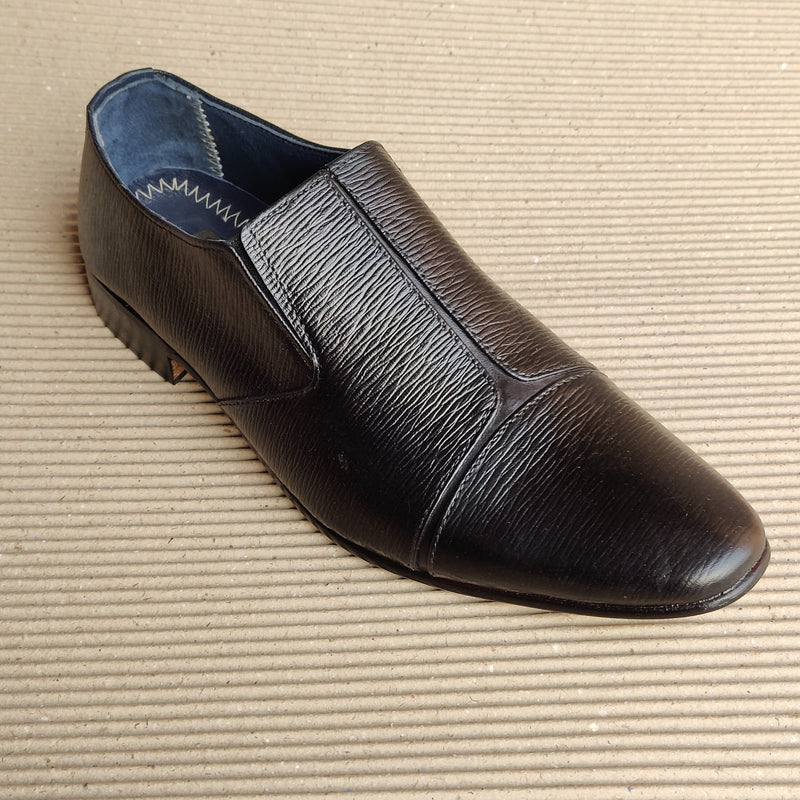 Simple Black Lining Shoe